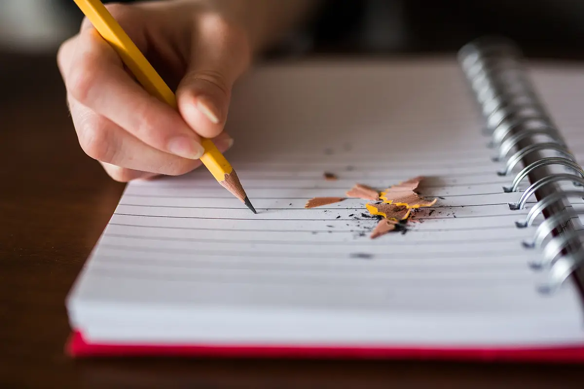 Illustrative photo: App per appunti e organizzazione: Taking notes with a pencil (Unsplash)