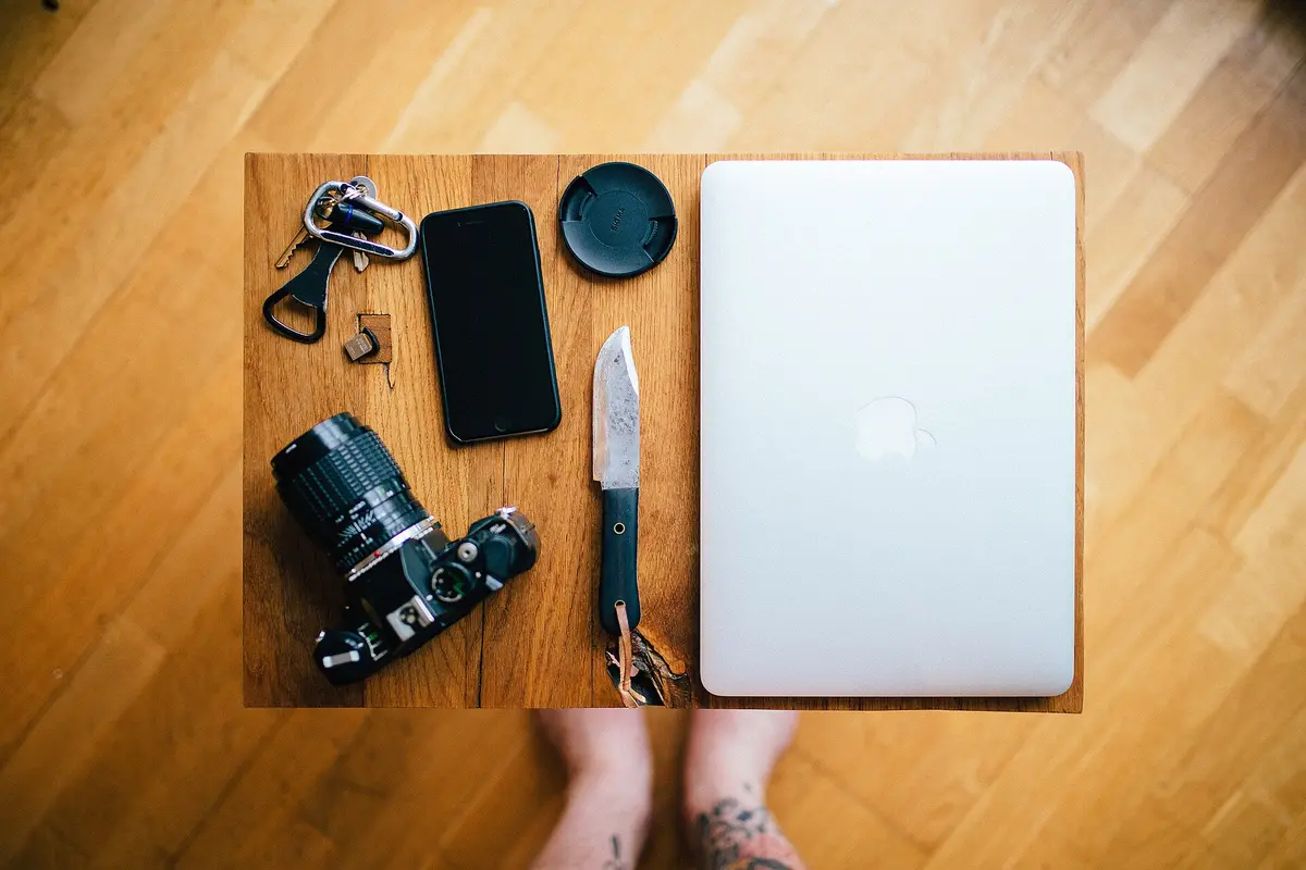 Symbolbild: App per fotoritocco: Tabletop with camera and laptop